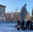 Активисты Движения первых убрали снег с памятника - Polevskoy24.Ru